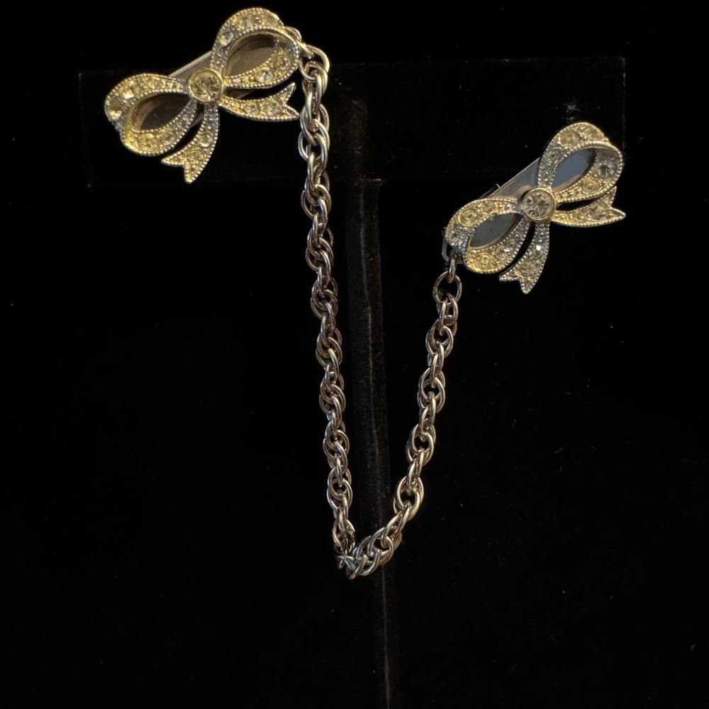 Vintage Rhinestone Bows Sweater Clip ￼Silvertone Cardigan Clip, Pashmina clip